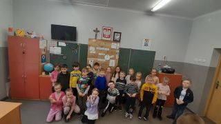 Grupa w sali lekcyjnej.