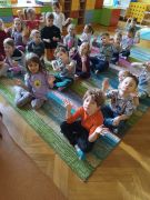 Dzieci z czystymi rączkami gotowe do zajęć.