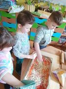 Dzieci przygotowują pizzę.