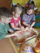 dzieci przygotowują pizzę.
