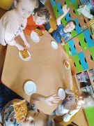 Dzieci zajadają pizzę.