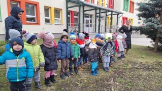 dzieci stoją na trawie