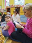 Rodzice czytają list od Zajączka.