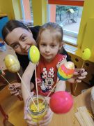 Mama z córką z wykonanym stroikiem.