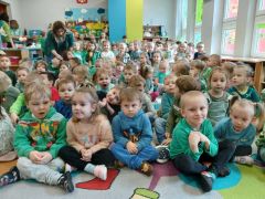 Maluszki - czekając na przedstawienie.