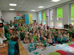 Dzieci zebrały się w sali aby obejrzeć przedstawienie obrazkowe. 