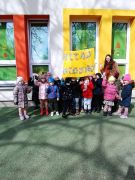 Puchatki z transparentem "Witaj wiosno"