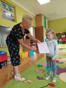 Dziewczynka odbiera nagrodę