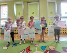 Dzieci prezentują nagrody