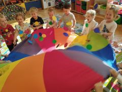 Dzieci bawią się chustą animacyjną 