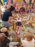 Dzieci uczą się układać poszkodowanego w pozycji bocznej ustalonej 