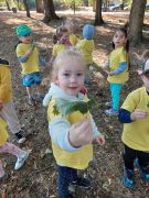 Dzieci zbierają liście