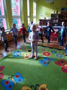 Zabawa ruchowa z jabłkiem