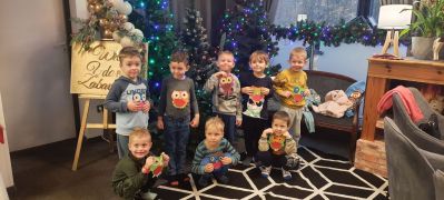 zdjęcie dzieci wraz z wykonanymi przez nie sowami