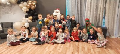 zdjęcie grupowe dzieci wraz ze Świętym Mikołajem