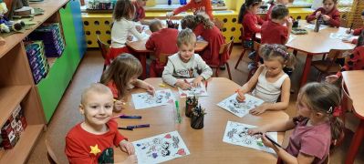 Praca dzieci przy stolikach, wykonanie karty pracy