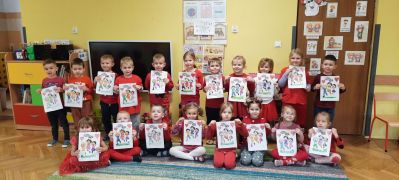 zdjęcie grupowe dzieci wraz z kartami pracy