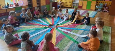 dzieci siedzą w kole 