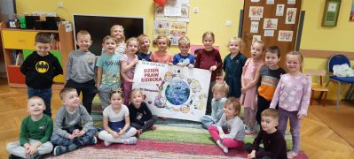 wszystkie dzieci wraz z plakatem