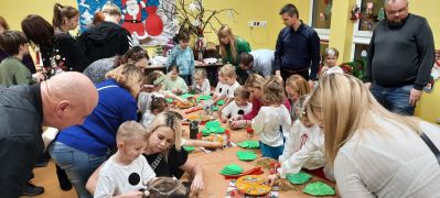 Dzieci wraz z rodzicami wykonują pracę plastyczną 