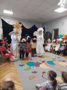 Trzej Królowie niosą daru dzieciątku Jezus