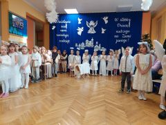 Dzieci w trakcie przedstawienia 