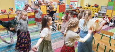 Dzieci w trakcie występu