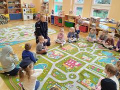 Pani policjantka opowiada dzieciom o swoim zawodzie