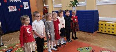 dzieci stoją na występie mówiąc wierszykmi