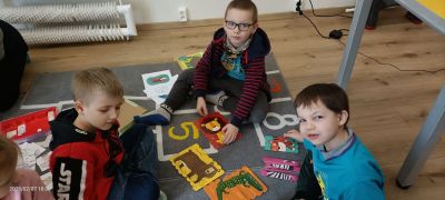 dzieci układają puzzle