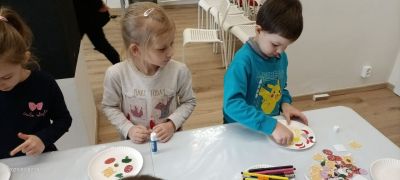 chłopiec i dziewczynka robią pracę plastyczną- pizza