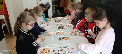 dzieci ozdabiają papierową pizze