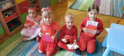 Dzieci z otrzymanymi laurkami