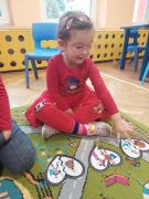 Dziewczynka łączy w pary bohaterów bajek