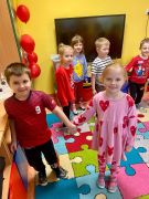 chłopiec i dziewczynka trzymają się za ręce