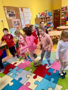 dzieci tańczą na dywanie