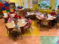 dzieci wykonują karty pracy przy stoliku