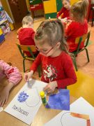 dziewczynka wykonuje laurkę