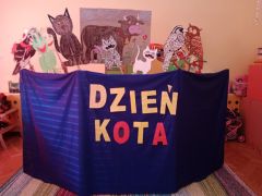 scenografia z napisem "dzień kota", a także sylwetkami kotów