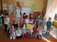 dzieci ustawione z elementami scenografii