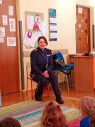 policjantka siedzi na krześle