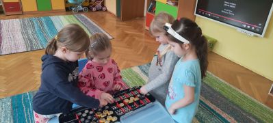 dzieci oglądają baterie w torbie