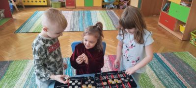 dzieci oglądają baterie