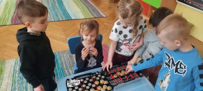 dzieci oglądają baterie