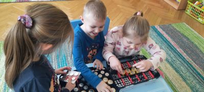 dzieci oglądają baterie