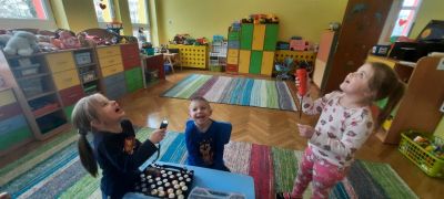 dzieci świecącą latarki