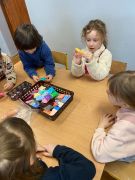 dzieci robią magnesy z masy plastycznej