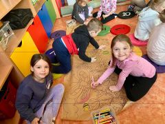 dziewczynki kolorują motyla