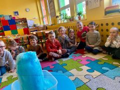 dzieci obserwują wybuch wulkanu