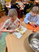 dziewczynki kroją jabłka